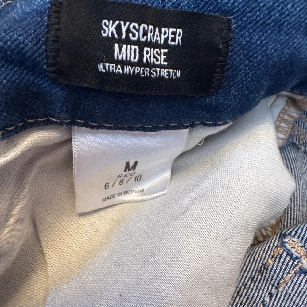 EXPRESS SKYSCRAPER Mid rise stretch Distressed Blue Jeans SZ 6 8 10 Medium M